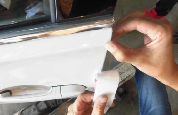 セントラルでは、ドアプロテクションフィルムの施工も行っております。